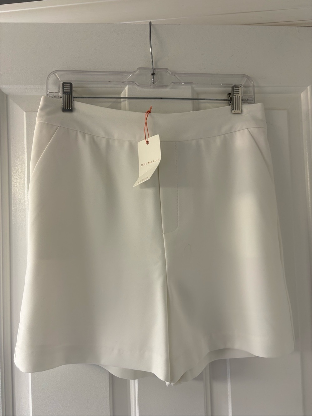 NWT Skies are Blue Women's White Tailored Shorts (Med)